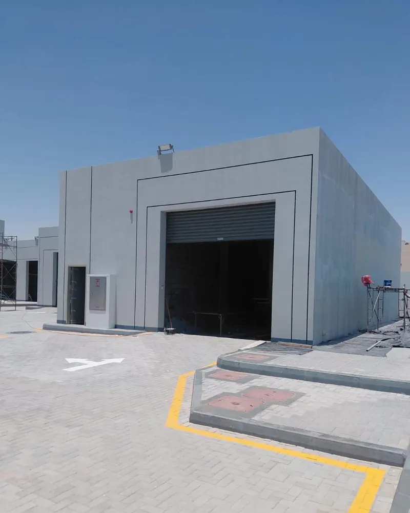 مبنى محطة مكتمل مع منطقة خدمة